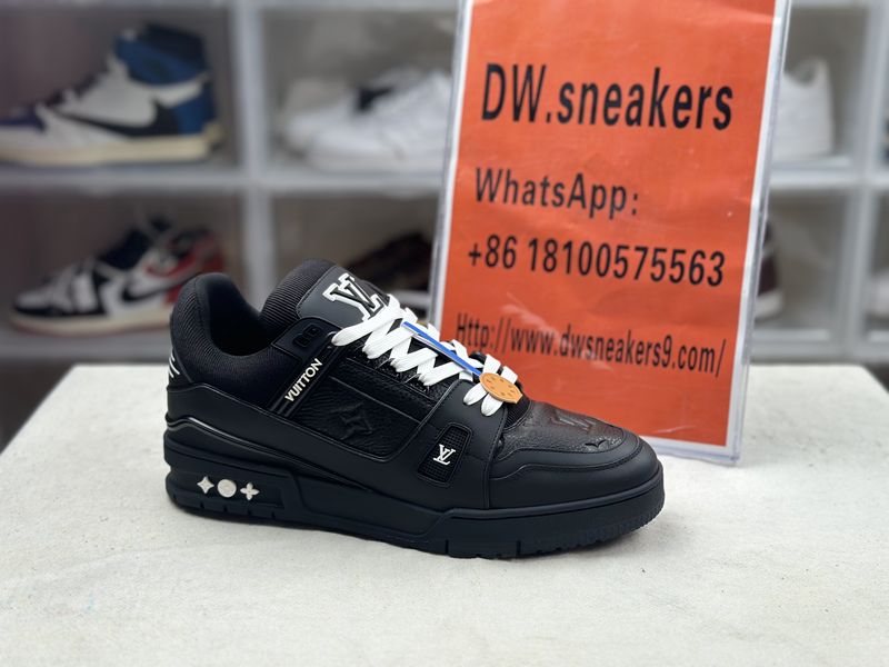 Lv black and white low brand new order shipment Louis Vuitton Trainer Louis Vuitton sneakers