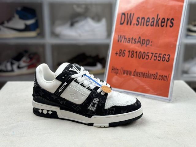 Lv black and white low brand new order shipment Louis Vuitton Trainer Louis Vuitton sneakers